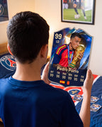 Niño con la carta de Pedro Porro en su pieza — Regalos de Fútbol