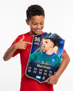 Niño mostrando su carta coleccionable del Dibu Martínez — Regalos de Fútbol