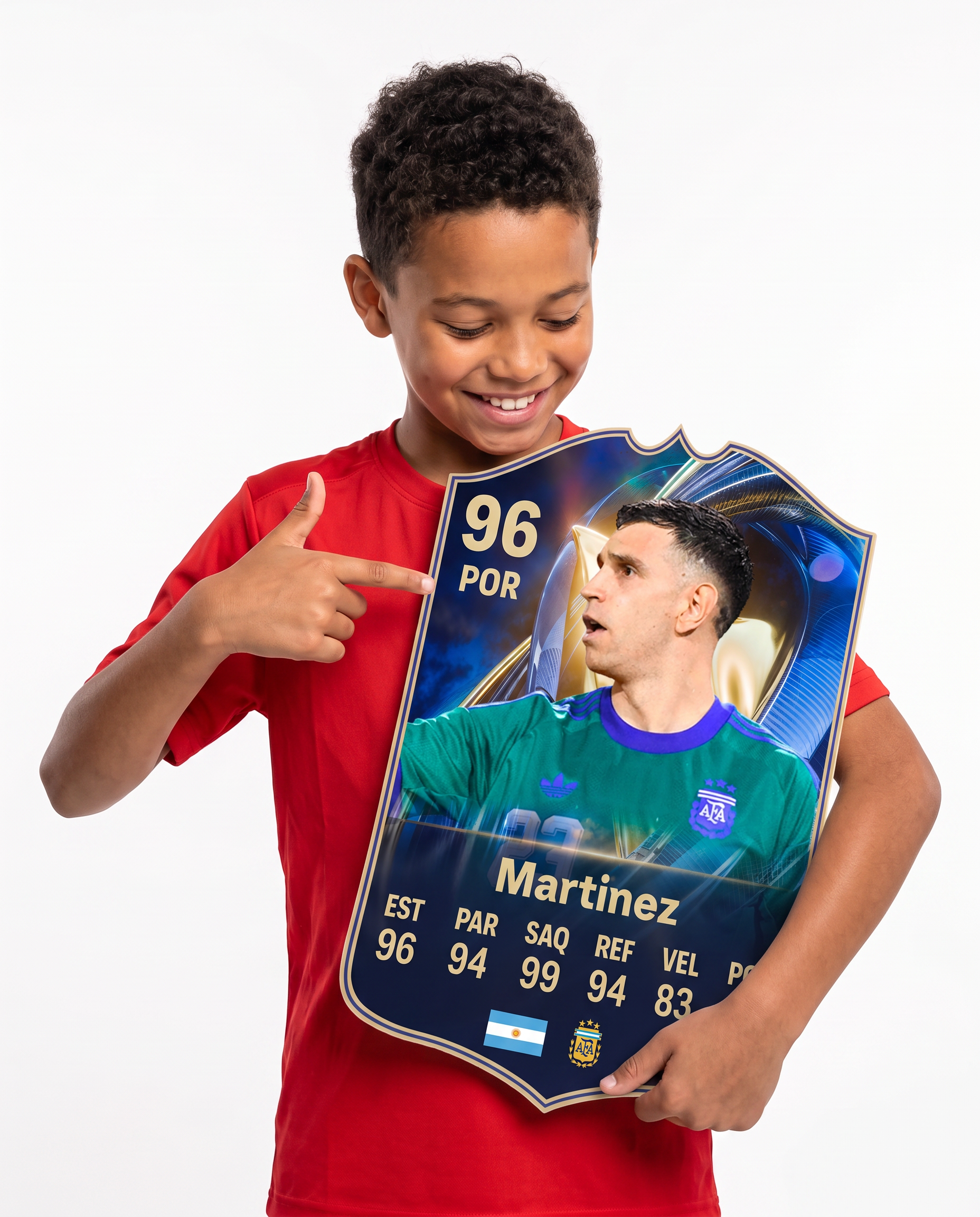 Niño mostrando su carta coleccionable del Dibu Martínez — Regalos de Fútbol
