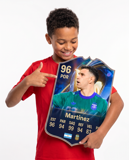 Niño mostrando su carta coleccionable del Dibu Martínez — Regalos de Fútbol