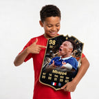 Diseño 2 — niño mostrando su carta de Mbappé — Regalos de Fútbol