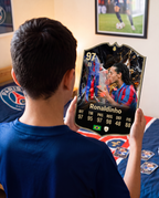 Niño con la carta de Ronaldinho en su pieza — Regalos de Fútbol