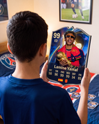 Niño con la carta de Lamine Yamal en su pieza — Regalos de Fútbol