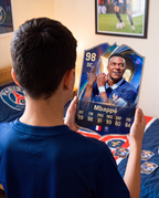 Diseño 6 — niño con la carta de Mbappé en su pieza — Regalos de Fútbol