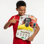 Diseño 2 — niño mostrando su carta de Ronaldinho — Regalos de Fútbol