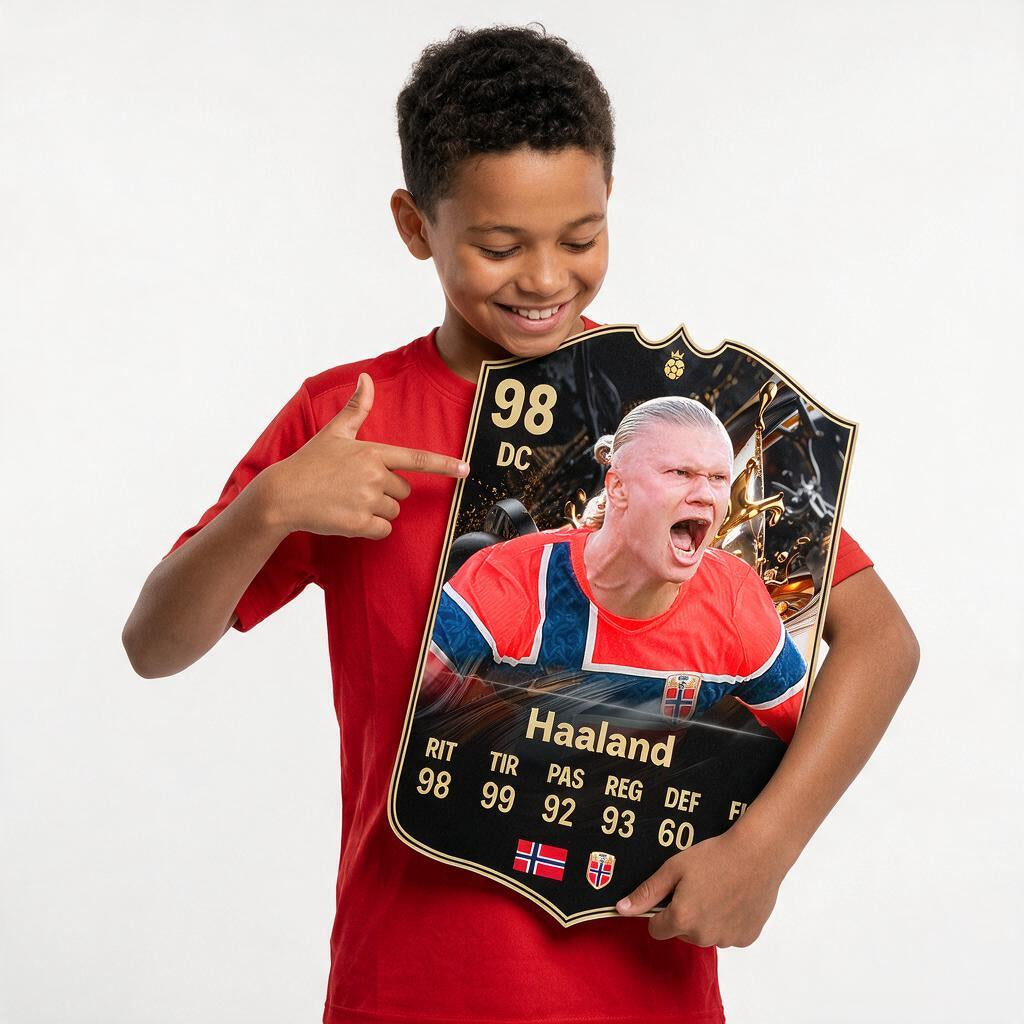 Diseño 3 — niño mostrando su carta de Haaland — Regalos de Fútbol