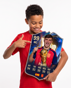 Niño mostrando su carta coleccionable de Pedri — Regalos de Fútbol