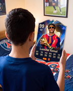 Diseño 2 — niño con la carta de Lamine Yamal en su pieza — Regalos de Fútbol