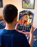 Niño con la carta de Alexis Sánchez en su pieza — Regalos de Fútbol