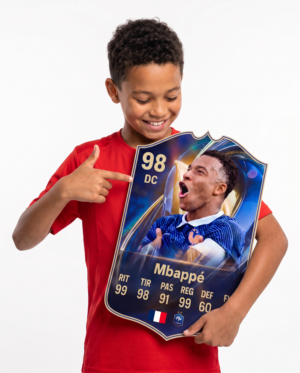 Diseño 6 — niño mostrando su carta de Mbappé — Regalos de Fútbol