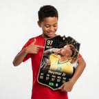 Diseño 1 — niño mostrando su carta de Neymar Jr — Regalos de Fútbol