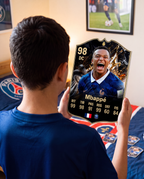 Diseño 8 — niño con la carta de Mbappé en su pieza — Regalos de Fútbol