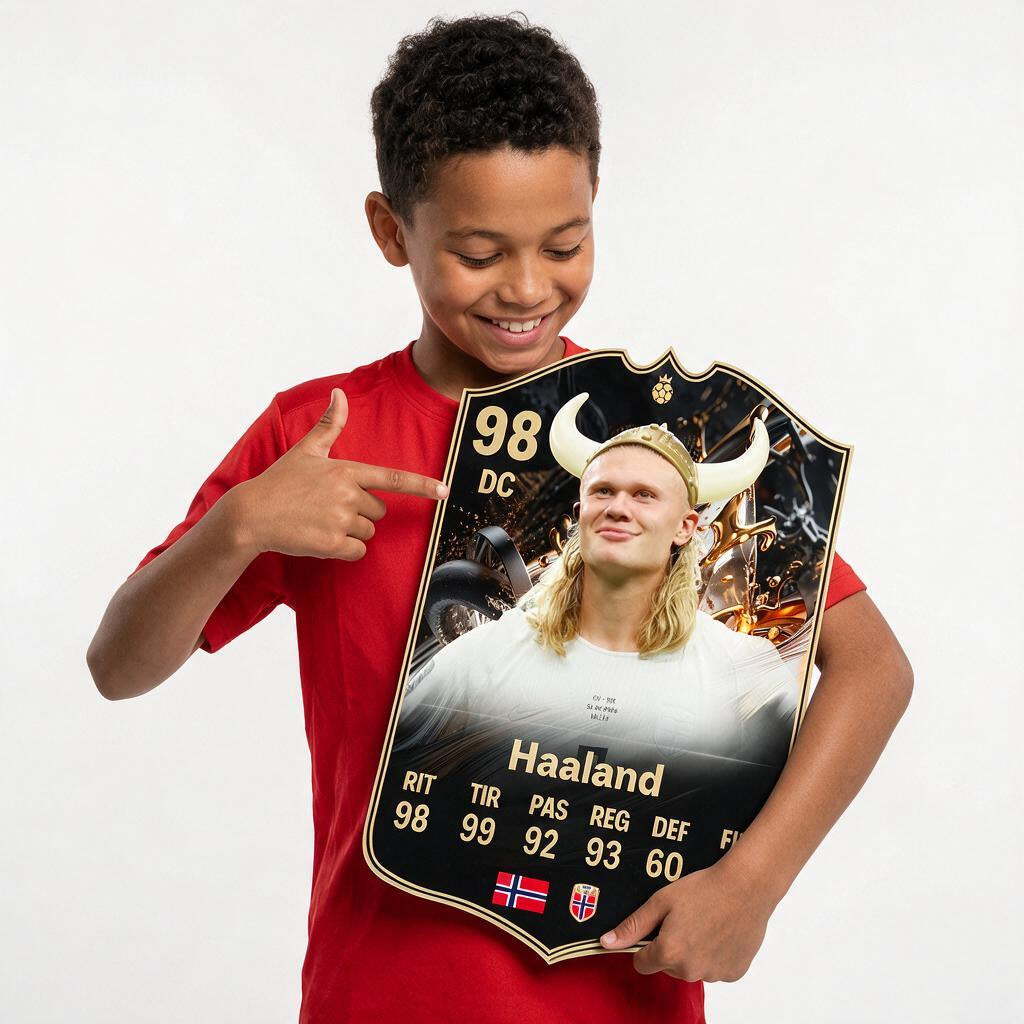 Diseño 5 — niño mostrando su carta de Haaland — Regalos de Fútbol