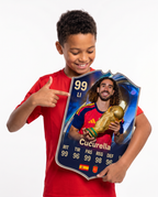 Niño mostrando su carta coleccionable de Cucurella — Regalos de Fútbol