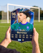 Carta coleccionable del Dibu Martínez en la cancha — Regalos de Fútbol
