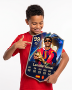 Diseño 2 — niño mostrando su carta de Lamine Yamal — Regalos de Fútbol