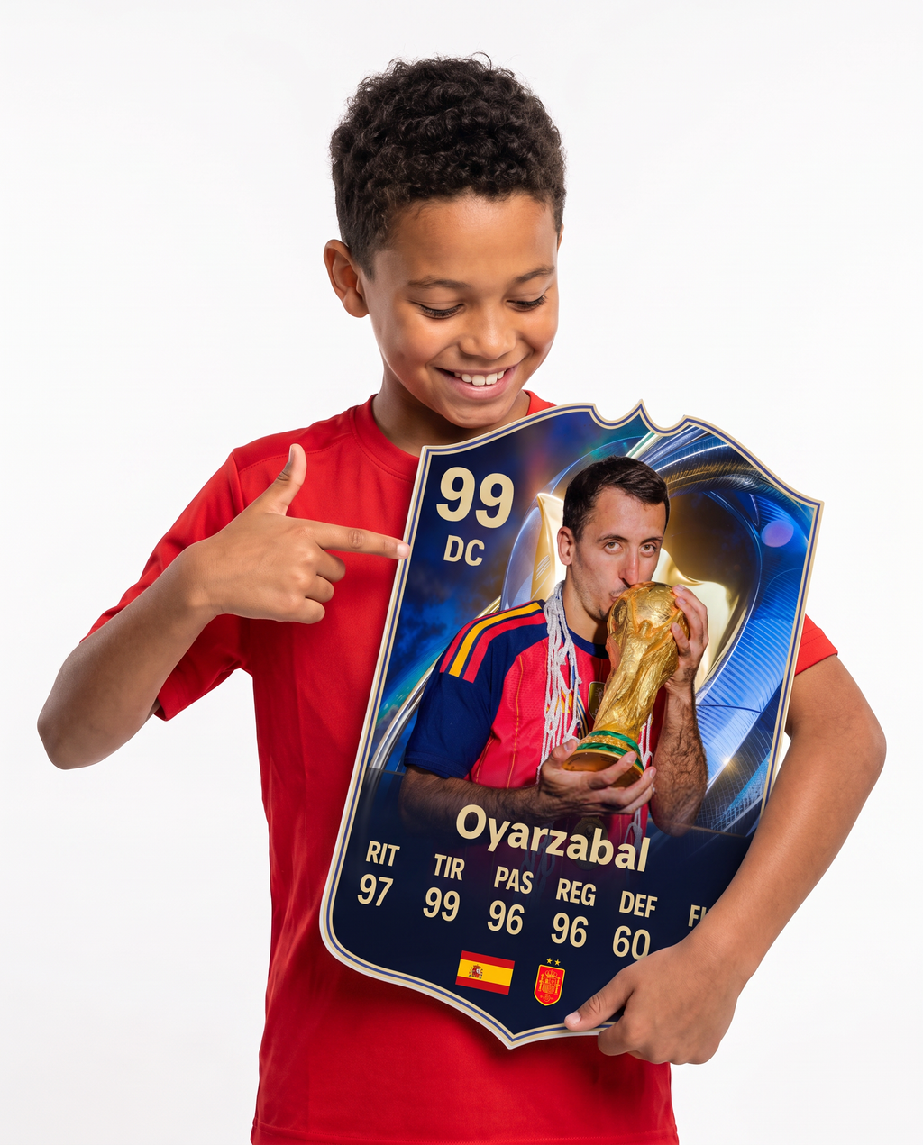 Niño mostrando su carta coleccionable de Oyarzabal — Regalos de Fútbol