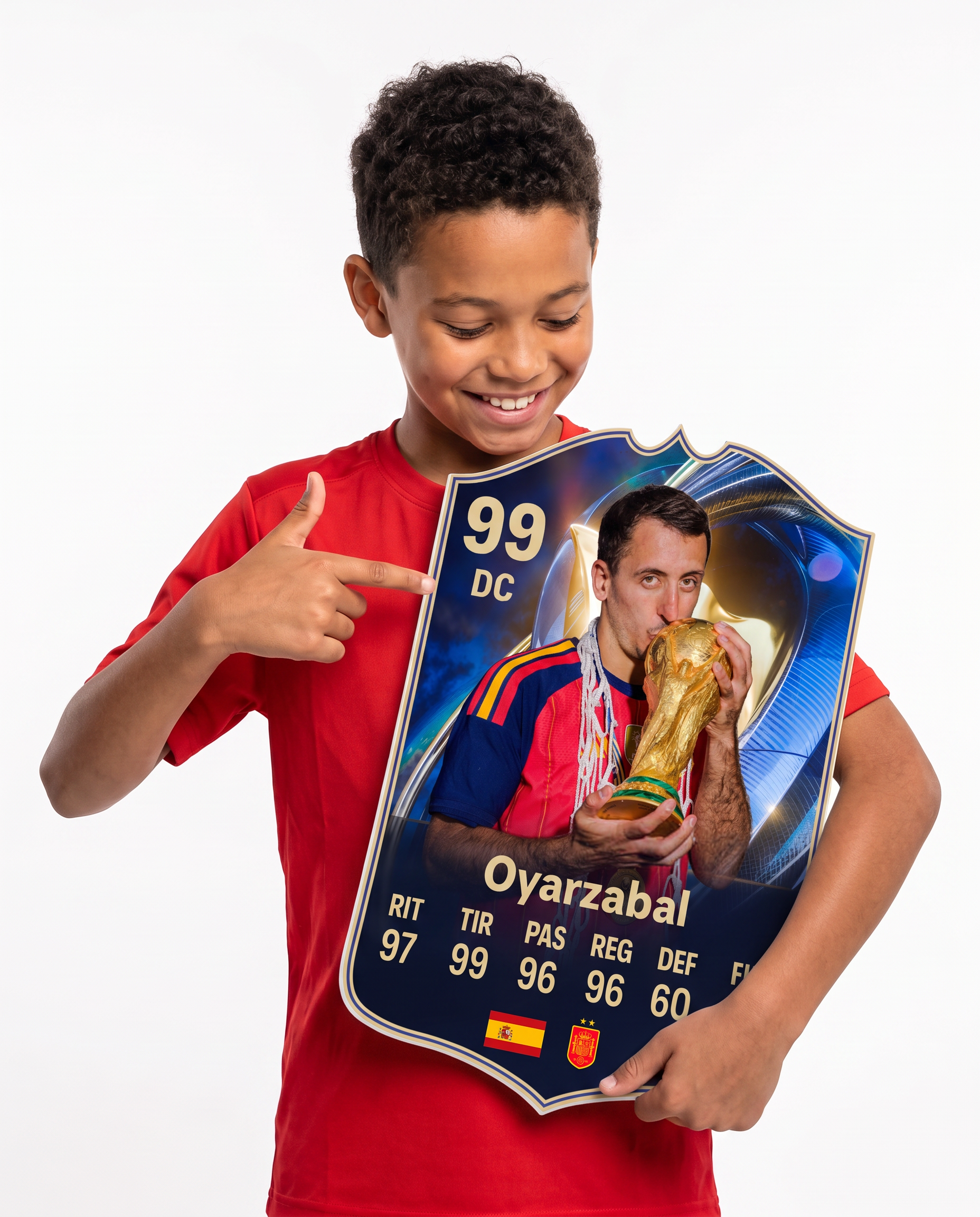 Niño mostrando su carta coleccionable de Oyarzabal — Regalos de Fútbol