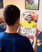 Niño con la carta de Ronaldo en su pieza — Regalos de Fútbol