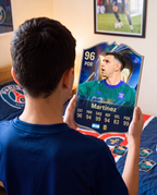 Niño con la carta del Dibu Martínez en su pieza — Regalos de Fútbol