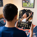 Diseño 4 — niño con la carta de Bellingham en su pieza — Regalos de Fútbol