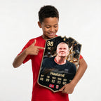 Diseño 4 — niño mostrando su carta de Haaland — Regalos de Fútbol